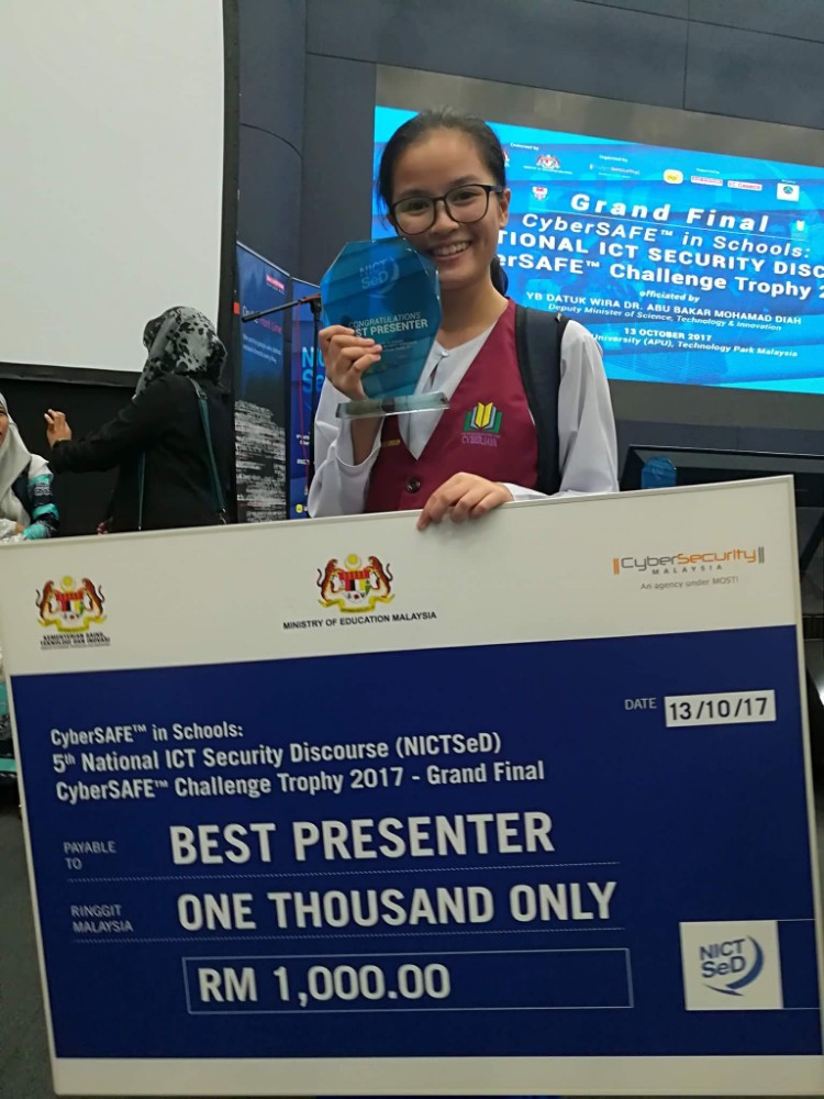Adrianna Eva Alfred Tais dinobatkan sebagai Best Presenter